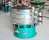 旋振篩多采用立式振動(dòng)電機(jī)作為激振來(lái)源，利用偏心塊的夾角的不同實(shí)現(xiàn)物料在篩網(wǎng)上運(yùn)動(dòng)的軌跡調(diào)整。