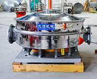 直排篩可分為單雙振動(dòng)源兩種，但其電機(jī)是懸掛在振動(dòng)篩框的外側(cè)，振動(dòng)理相對(duì)比較大。