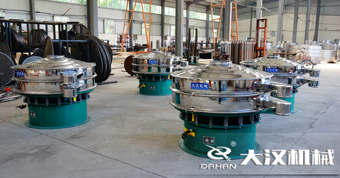 磨料振動(dòng)篩的工作原理：是由直立電機(jī)作為激振源，用來幫助物料進(jìn)行運(yùn)動(dòng)并且實(shí)現(xiàn)，理想的分級(jí)除雜效果。