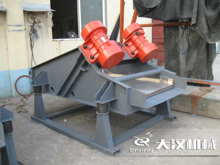 礦用振動(dòng)篩采用優(yōu)質(zhì)的錳鋼材質(zhì)，主要特點(diǎn)就耐磨性強(qiáng)，對(duì)于礦用振動(dòng)篩來說其，耐磨性是非常重要的。