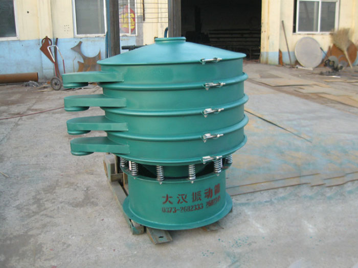 直徑1000型振動(dòng)篩除了有碳鋼材質(zhì)其還有不銹鋼+碳鋼，以及全不銹鋼的選擇，用戶可根據(jù)用戶物料的性質(zhì)不同可進(jìn)行選擇。