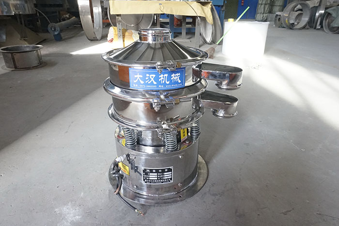 不銹鋼小型振動(dòng)篩材質(zhì)使用不銹鋼與碳制造而成。